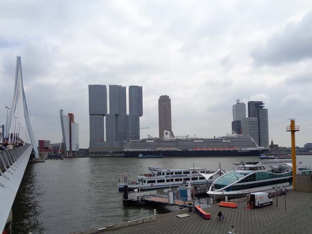 Cruiseschip ms Koningsdam van de Holland America Line aan de Cruise Terminal Rotterdam